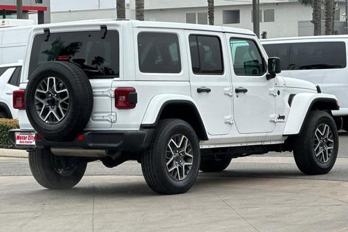2025 Jeep Wrangler 4-Door Sahara 4x4
