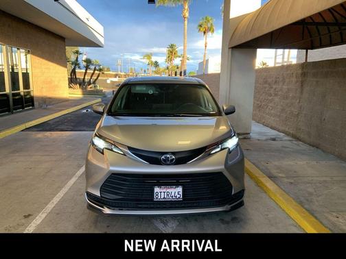 2022 Toyota Sienna LE
