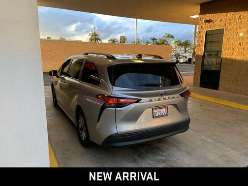 2022 Toyota Sienna LE