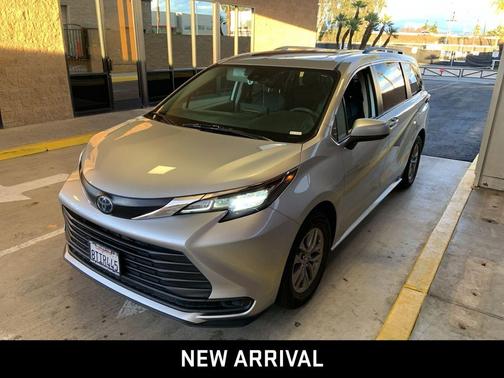 2022 Toyota Sienna LE