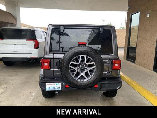 2025 Jeep Wrangler 4-Door Sahara 4x4