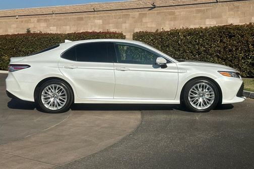 2020 Toyota Camry Hybrid XLE