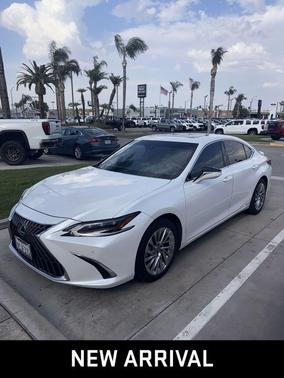 2022 Lexus ES 300h Luxury