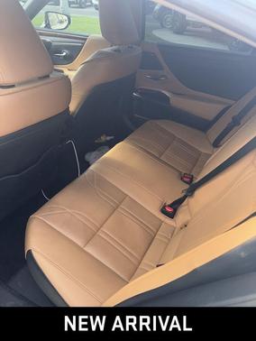 2022 Lexus ES 300h Luxury