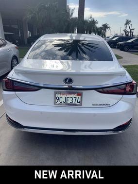 2022 Lexus ES 300h Luxury