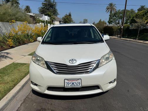 White 2015 Toyota Sienna XLE