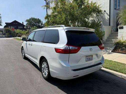 White 2015 Toyota Sienna XLE