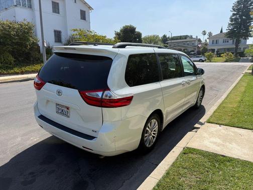 White 2015 Toyota Sienna XLE