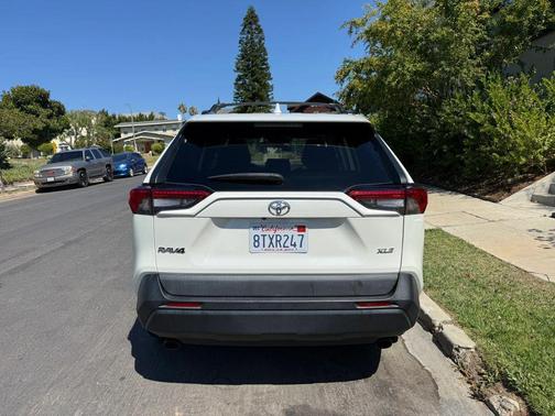 Blizzard Pearl 2021 Toyota RAV4 XLE Premium