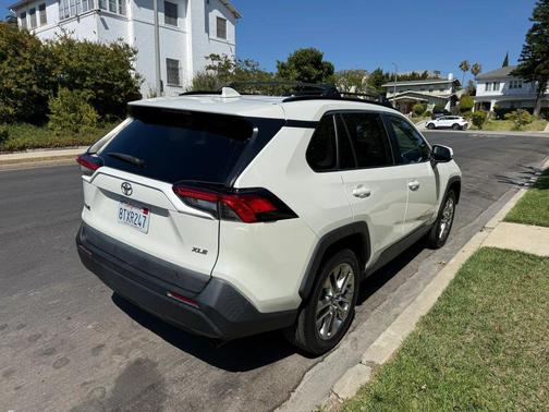 Blizzard Pearl 2021 Toyota RAV4 XLE Premium
