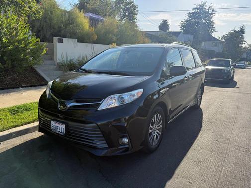Midnight Black Metallic 2018 Toyota Sienna XLE