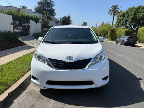 Super White 2014 Toyota Sienna LE