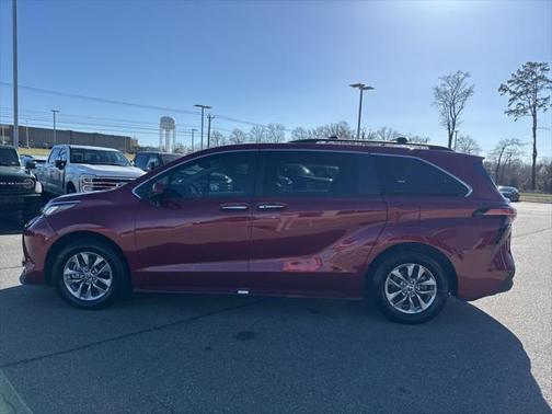 2021 Toyota Sienna XLE 8 Passenger