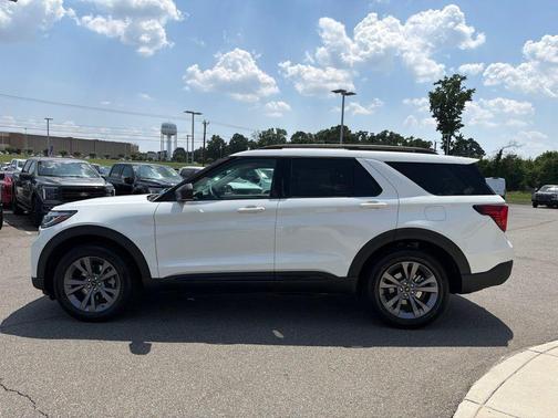 Star White Metallic Tri-Coat 2026 Ford Explorer Active