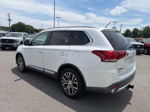 Diamond White Pearl 2016 Mitsubishi Outlander GT