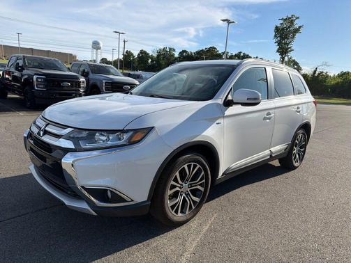 Diamond White Pearl 2016 Mitsubishi Outlander GT