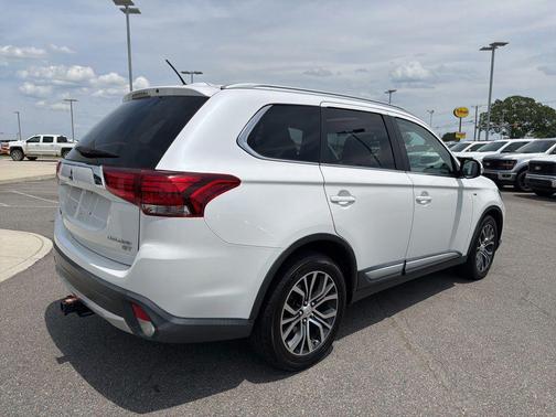Diamond White Pearl 2016 Mitsubishi Outlander GT