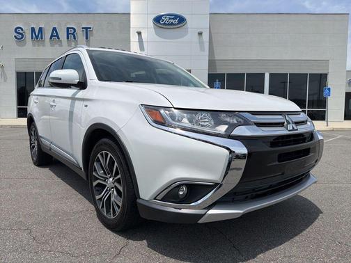 Diamond White Pearl 2016 Mitsubishi Outlander GT