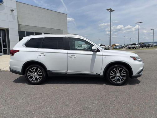 Diamond White Pearl 2016 Mitsubishi Outlander GT