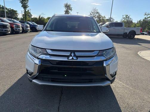 Diamond White Pearl 2016 Mitsubishi Outlander GT