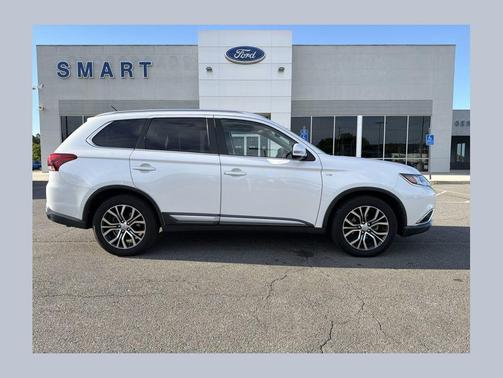 Diamond White Pearl 2016 Mitsubishi Outlander GT