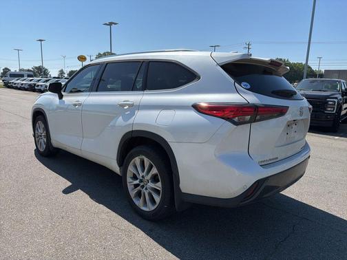 Wind Chill Pearl 2022 Toyota Highlander Limited
