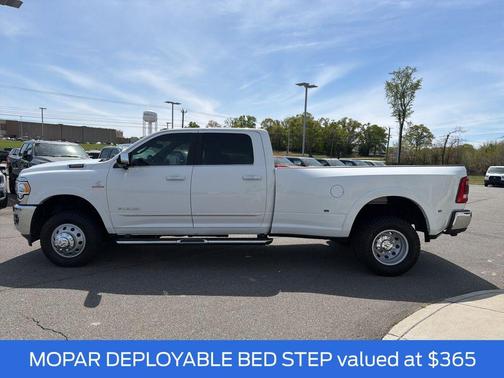 Bright White Clearcoat 2022 RAM 3500 Limited Crew Cab 4x4 8' Box