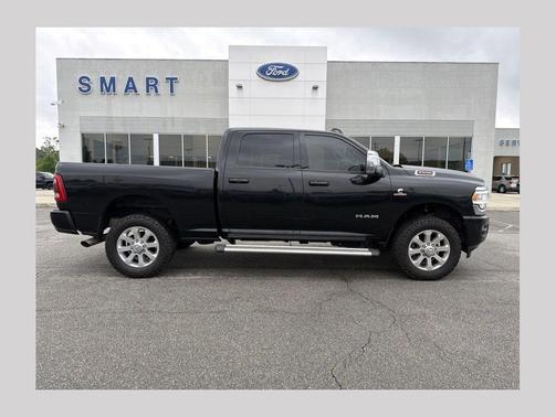 Diamond Black Crystal Pearlcoat 2023 RAM 2500 Laramie Crew Cab 4x4 6'4' Box