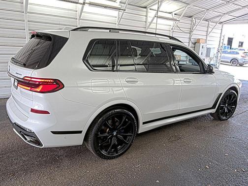Mineral White Metallic 2024 BMW X7 xDrive40i