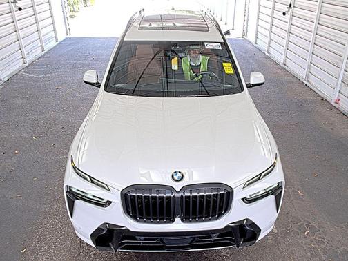 Mineral White Metallic 2024 BMW X7 xDrive40i
