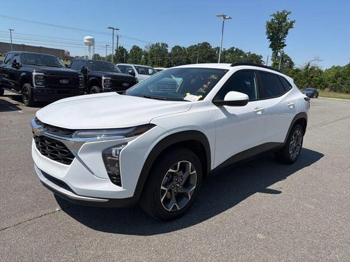 Summit White 2025 Chevrolet Trax LT
