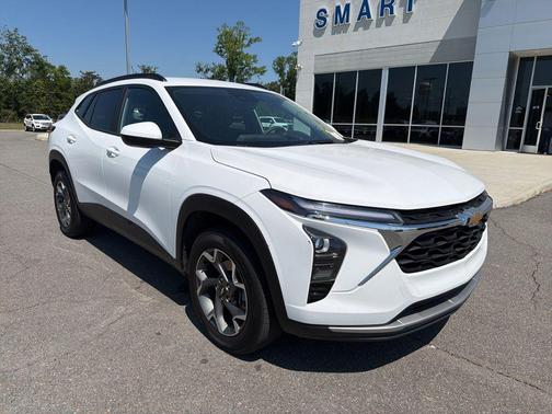 Summit White 2025 Chevrolet Trax LT