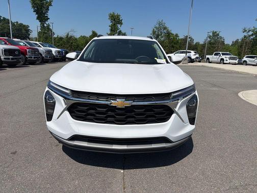 Summit White 2025 Chevrolet Trax LT