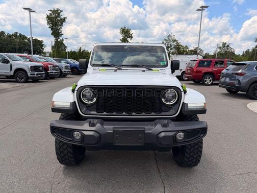Bright White Clearcoat 2024 Jeep Gladiator Willys