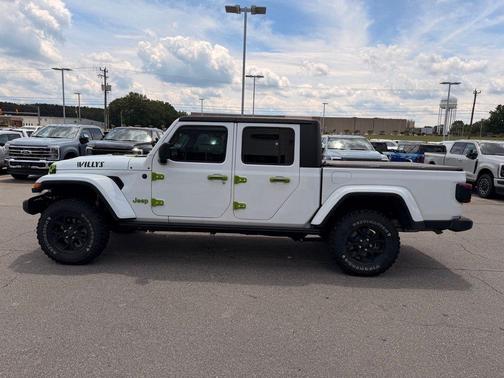 Bright White Clearcoat 2024 Jeep Gladiator Willys