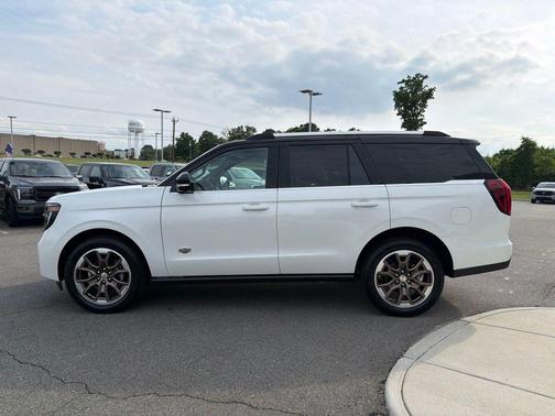 Star White Metallic Tri-Coat 2026 Ford Expedition King Ranch