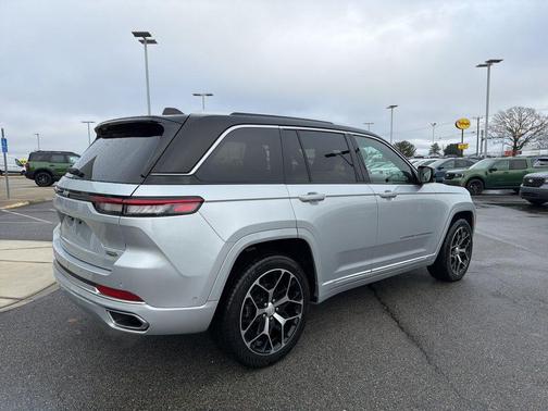 2022 Jeep Grand Cherokee Summit