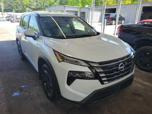 Everest White Pearl 2024 Nissan Rogue SV