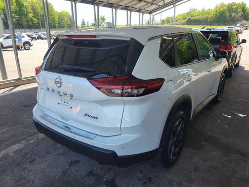 Everest White Pearl 2024 Nissan Rogue SV