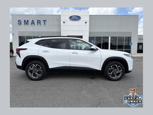 Summit White 2025 Chevrolet Trax LT