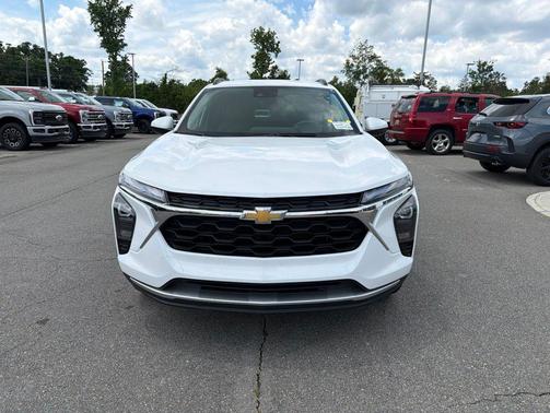 Summit White 2025 Chevrolet Trax LT