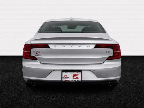 Bright Silver Metallic 2018 Volvo S90 T5 Momentum