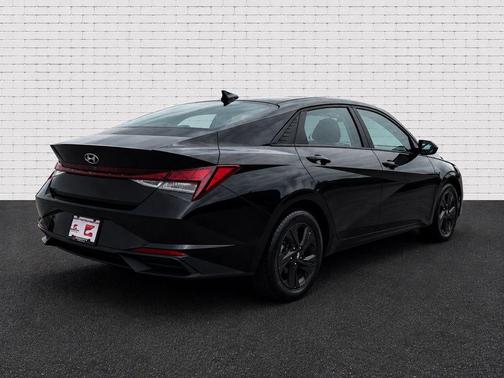 Phantom Black 2022 Hyundai ELANTRA SEL
