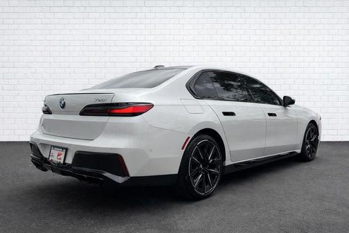 Mineral White Metallic 2023 BMW 760 i xDrive