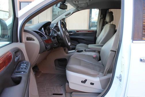 2014 Chrysler Town & Country Touring-L