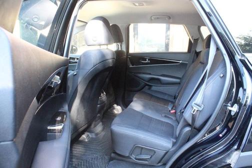 Black 2019 Kia Sorento L