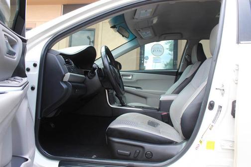 White 2015 Toyota Camry SE