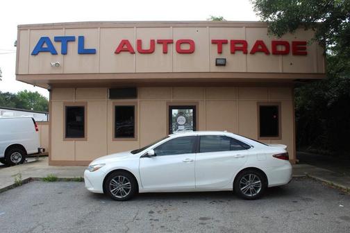 White 2015 Toyota Camry SE