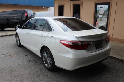 White 2015 Toyota Camry SE