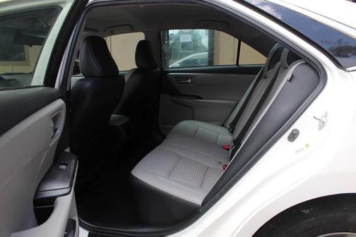 White 2015 Toyota Camry SE